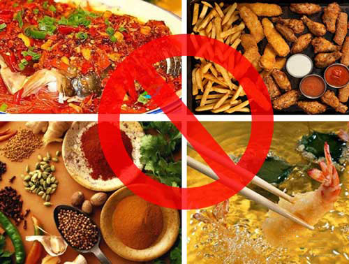 Cha mẹ không nên cho trẻ ăn thức ăn cay, nóng, nhiều dầu mỡ