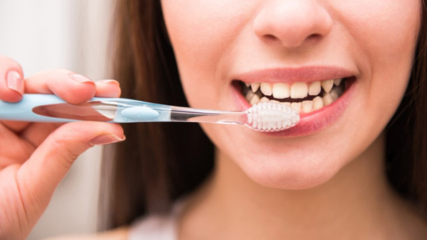   Chăm sóc răng miệng sai cách là nguyên nhân gây viêm lợi cấp