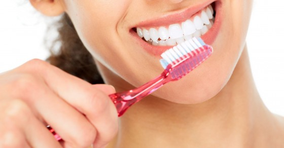 Chải răng bằng bàn chải lông mềm giúp cải thiện viêm lợi có mủ