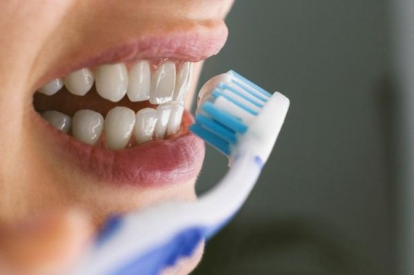 Thói quen vệ sinh răng miệng kém là nguyên nhân gây chảy máu chân răng