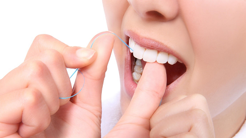 Vệ sinh răng miệng bằng chỉ nha khoa giúp cải thiện nhiệt miệng