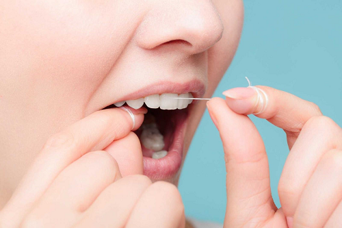 Dùng chỉ nha khoa vệ sinh răng miệng giúp cải thiện viêm lợi