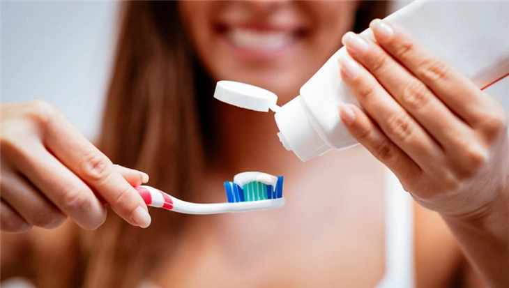 Vệ sinh răng miệng đúng cách giúp cải thiện chảy máu chân răng