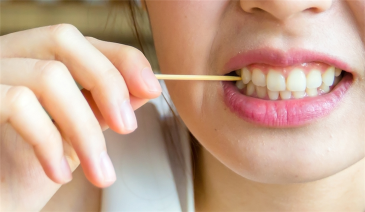 Vệ sinh răng miệng kém là nguyên nhân gây chảy máu chân răng