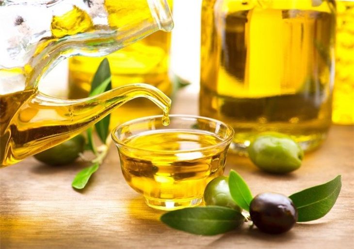  Sử dụng dầu oliu giúp cải thiện bệnh vảy nến da đầu hiệu quả