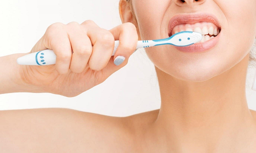 Vệ sinh răng miệng kém là nguyên nhân gây viêm chân răng
