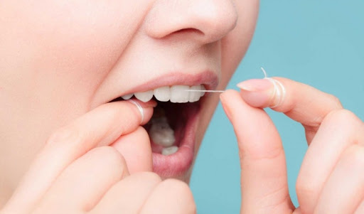 Vệ sinh răng miệng kém, không sử dụng chỉ nha khoa là nguyên nhân gây chảy máu chân răng
