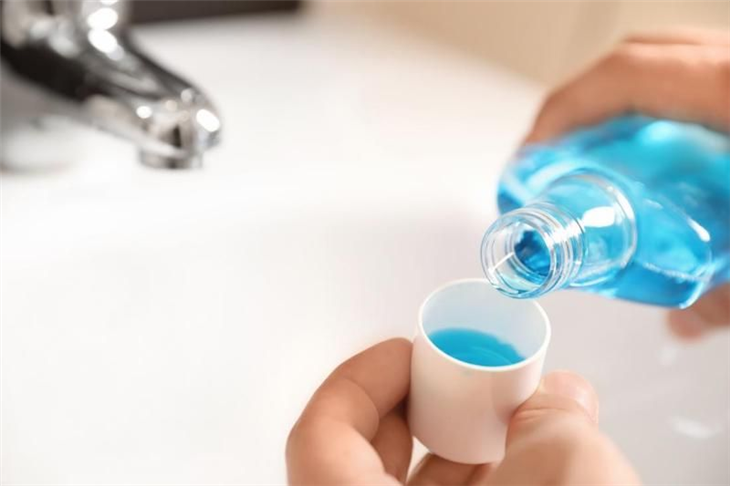 Sử dụng nước súc miệng giúp cải thiện viêm chân răng