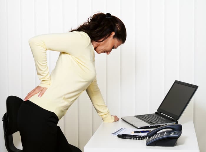 Cúi xuống đột ngột bị đau lưng sẽ dẫn đến những biến chứng nguy hiểm nếu không điều trị sớm