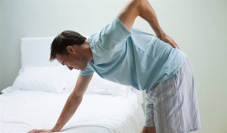 Cúi xuống đột ngột bị đau lưng có nguy hiểm không?