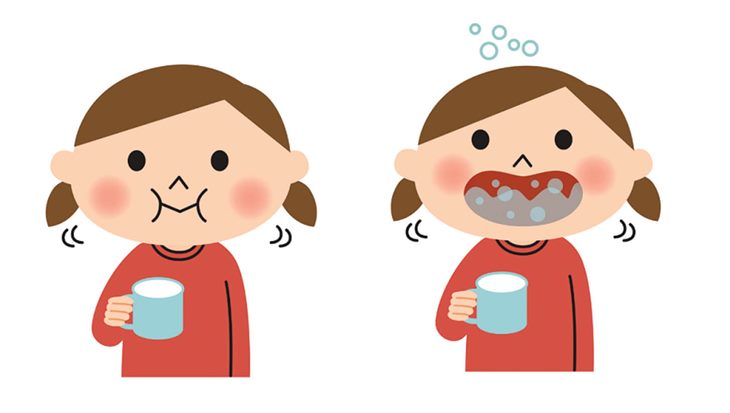 Súc miệng bằng nước muối là một trong những bước giúp cải thiện nhiệt miệng trong 1 ngày hiệu quả
