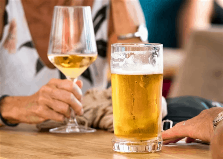 Bị nổi mề đay phải làm sao - tránh sử dụng rượu bia