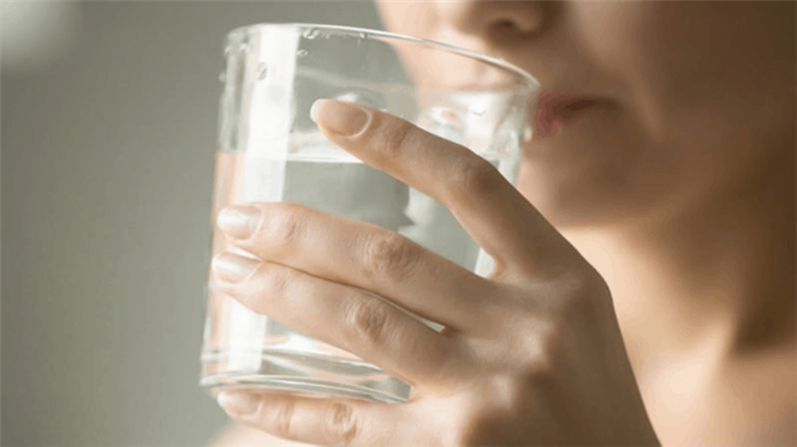 Uống nước khi bị dị ứng thức ăn để làm loãng chất độc trong cơ thể