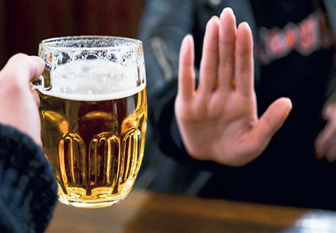 hạn chế dùng bia rượu khi bị mề đay