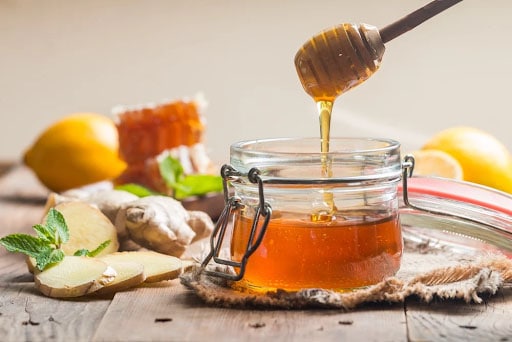 đau bụng nổi mề đay hãy uống mật ong