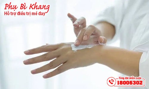 bôi kem dưỡng chữa dị ứng xà phòng