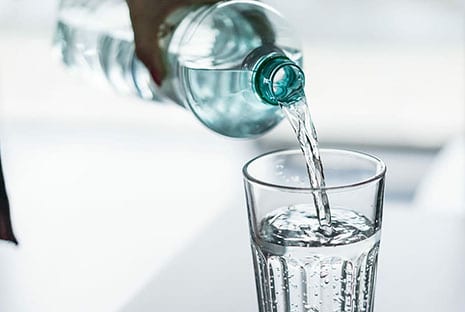 uống nước là cách chữa dị ứng khi ăn côn trùng đơn giản nhất