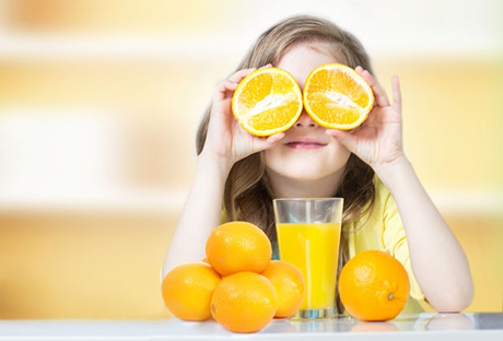 Cho trẻ uống nước ép trái cây giúp tăng sức đề kháng cho cơ thể