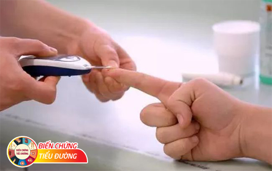 Lau sạch tay trước khi đo đường huyết để có kết quả chính xác