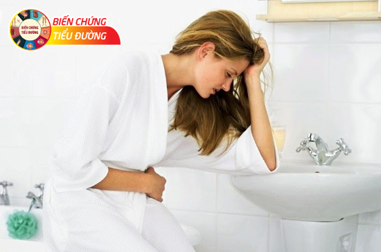 Táo bón kéo dài khiến người bệnh thường xuyên đau bụng, buồn nôn, đau đầu