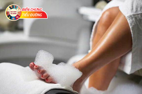 Người bị tiểu đường nên chú ý chăm sóc bàn chân bằng nước ấm vừa phải.