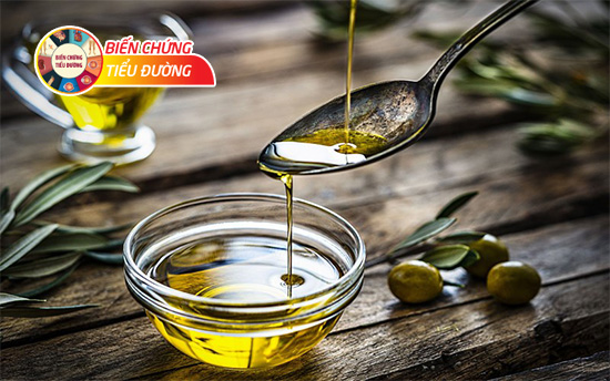 Dầu olive chứa chất béo lành mạnh, có thể dùng để trộn salad