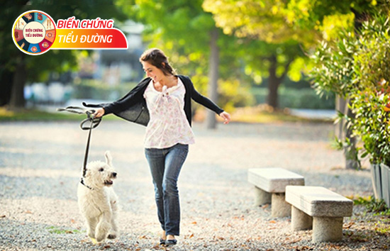 Người bệnh tiểu đường có thể tập thể dục bằng cách đi dạo cùng cún cưng.