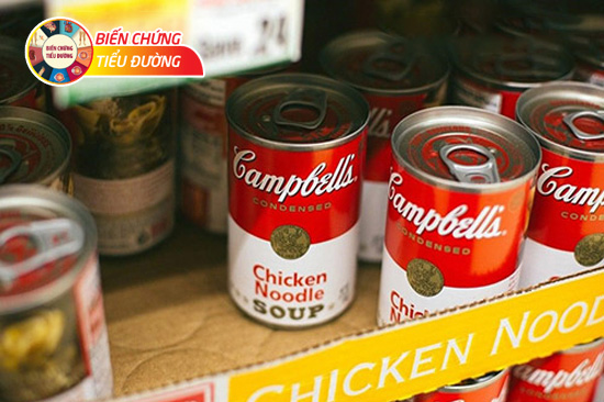 Người bệnh tiểu đường và cao huyết áp nên tránh xa thức ăn đóng hộp trong siêu thị.