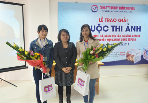 Bà Nguyễn Thị Bích Hợp – GĐ Công ty Mỹ phẩm Spaphar trao giải cho thí sinh