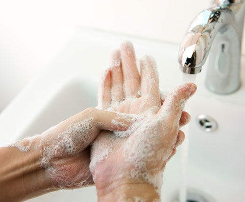 Rửa tay bằng xà phòng để phòng bệnh tay chân miệng
