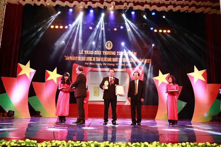 Ông Bế Mạnh Hà – Giám đốc bán hàng miền Bắc, công ty TNHH Dược phẩm Á Âu nhận giải thưởng tại chương trình