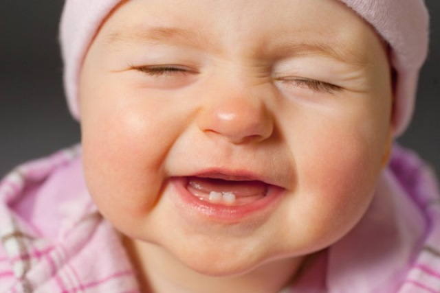 Nên chăm sóc răng miệng cho trẻ khi mới mọc răng