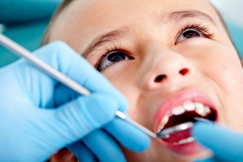 6 tháng một lần bạn nên đưa trẻ đi khám răng định kì là cách chăm sóc răng miệng hiệu quả