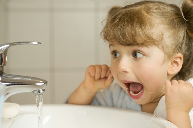 Chỉ nha khoa giúp trẻ lấy sạch đi các mảng bám trên răng, phòng ngừa sâu răng là một cách chăm sóc răng miệng