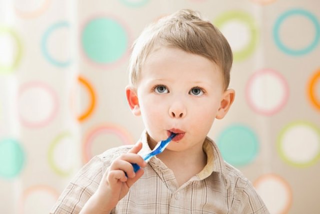 Tập cho trẻ thói quen chăm sóc răng miệng bằng việc đánh răng sau khi ăn
