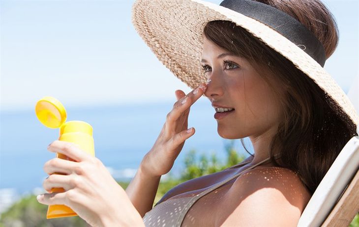 Bảo vệ da dưới ánh nắng mặt trời giúp giảm nguy cơ bị vảy nến