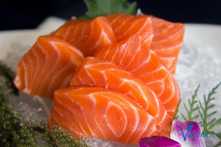 Cá hồi chứa nhiều omega-3, rất tốt cho người bị vảy nến