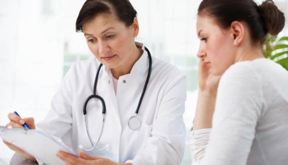 Phụ nữ viêm da cơ địa sau sinh nên đi khám bác sĩ