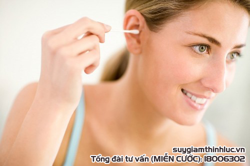 Lau khô tai bằng bông giúp cải thiện tình trạng ù tai