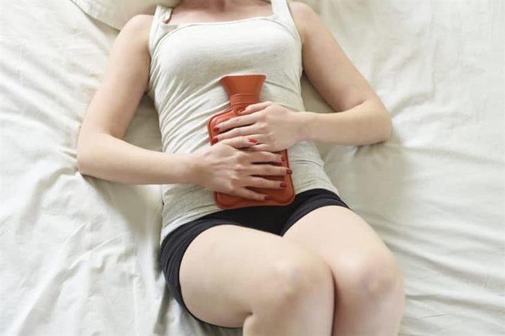 Chườm bụng làm giảm cơn đau bụng kinh