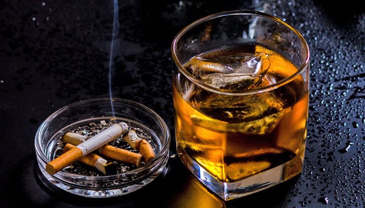 Hút thuốc, uống rượu, di truyền… là những yếu tố nguy cơ gây đau bụng kinh nguyên phát