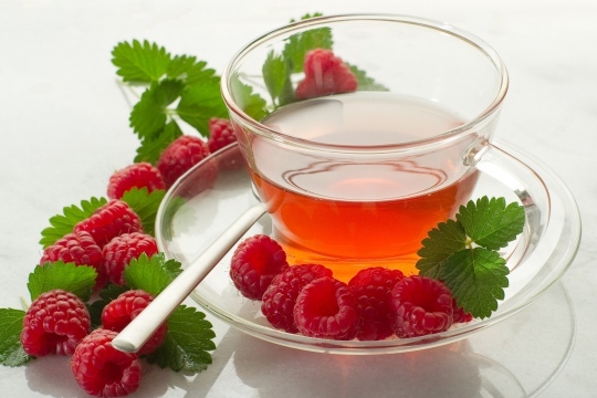 Uống 3-4 tách trà lá mâm xôi đỏ mỗi ngày để cải thiện sức khỏe sinh sản