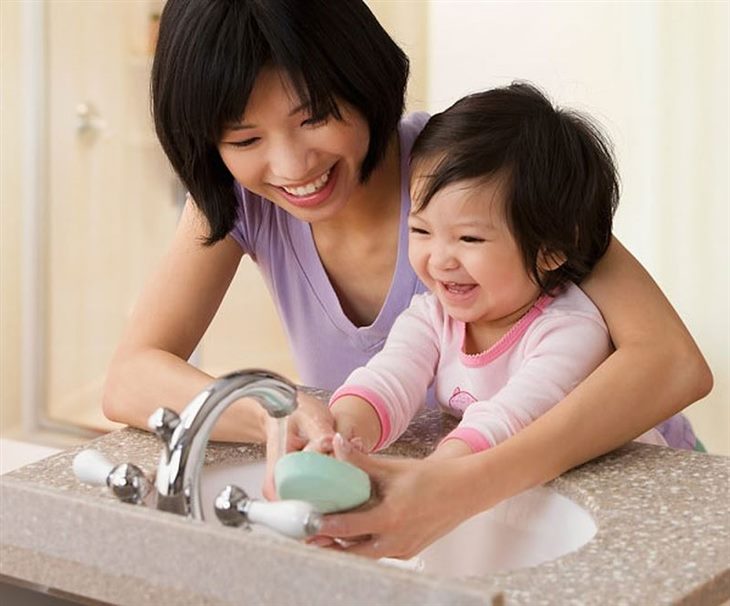 Nên khuyến khích trẻ rửa tay bằng xà phòng