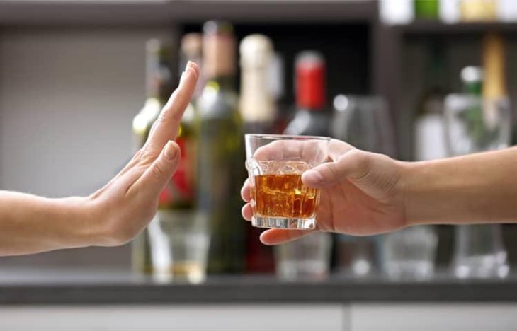 Hãy hạn chế uống rượu để giúp cải thiện triệu chứng bệnh vẩy nến