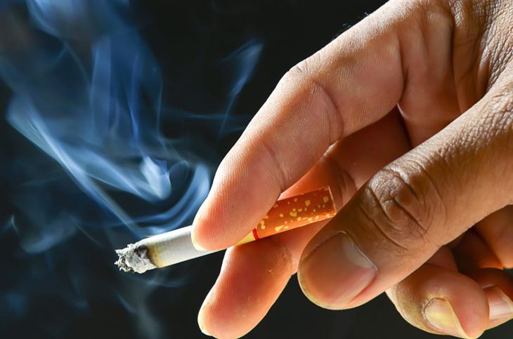 Hút thuốc lá là căn nguyên dẫn đến nhiều bệnh, trong đó có vẩy nến