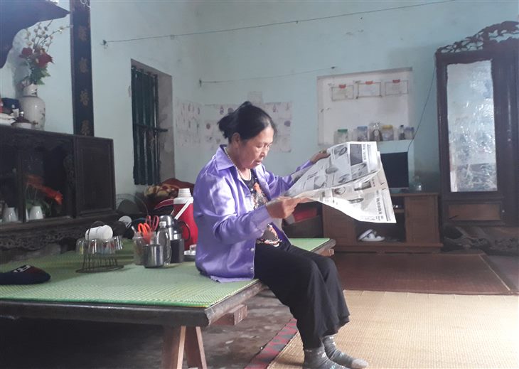 Bà Phượng biết đến sản phẩm Hoàng Thấp Linh hỗ trợ điều trị viêm đa khớp nhờ chăm đọc sách báo