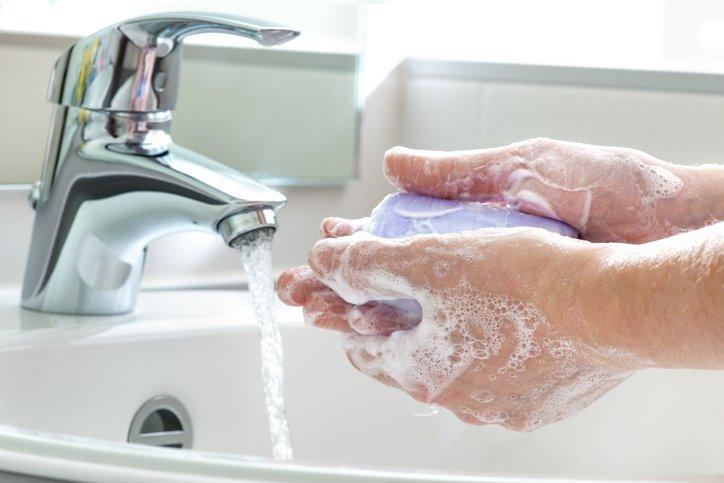 Rửa tay thường xuyên giúp tránh nhiễm trùng khi mắc lupus