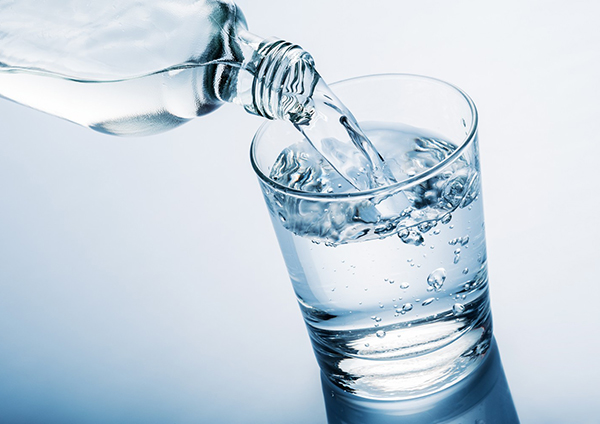 Bị tay chân miệng nên uống nhiều nước mỗi ngày