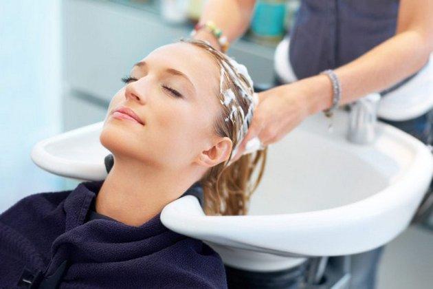 Sử dụng dầu gội chuyên dụng giúp cải thiện triệu chứng vảy nến da đầu