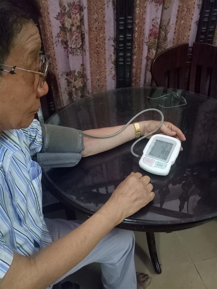 Hiện nay, huyết áp của ông Quỳnh luôn ổn định ở ngưỡng bình thường, cơ thể khỏe mạnh, dẻo dai (trong ảnh là 121/80mmHg)
